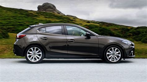 Mazda 3 2018 hatchback en México color gris en carretera - Autos Actual México