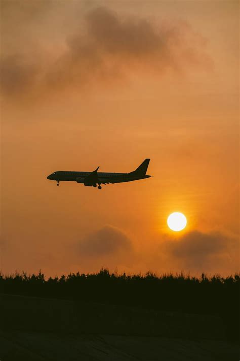 Silhouette of an Airplane during Sunset · Free Stock Photo