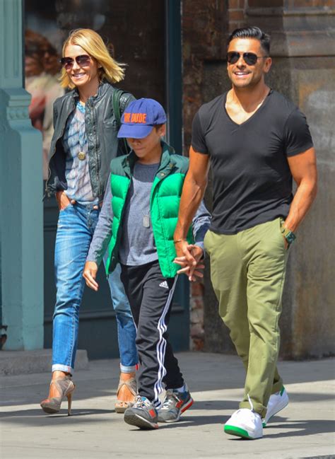 Kelly Ripa & Family Out For Lunch In New York City | Celeb Baby Laundry