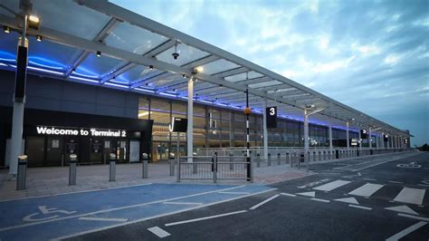 Medical emergency shuts Manchester Airport for an hour forcing flights to circle - Mirror Online