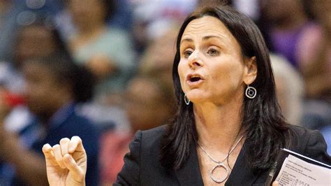 Phoenix Mercury coach Sandy Brondello agrees to multiyear contract - ESPN