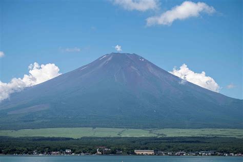 Spectacular sunrise above clouds at Japan's sacred Mount Fuji | Daily Sabah