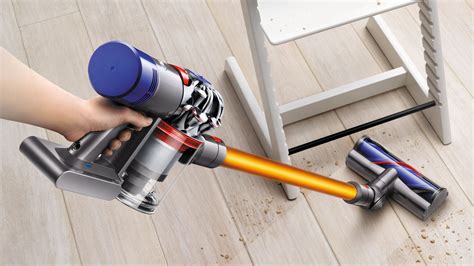 Hands On With Dyson's New V8 Cordless Vacuum | Gizmodo Australia