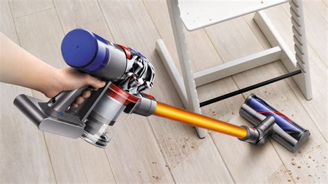 Hands On With Dyson's New V8 Cordless Vacuum | Gizmodo Australia