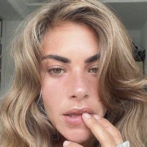 Clara Berry - Age, Family, Bio | Famous Birthdays