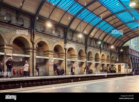 Notting Hill Gate station platfoms Stock Photo - Alamy