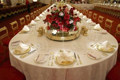 The napkins are folded in a Dutch Bonnet Style at Buckingham Palace. | Tablescapes | Pinterest ...