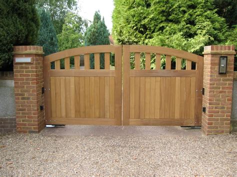 17 Irresistible Wooden Gate Designs To Adorn Your Exterior