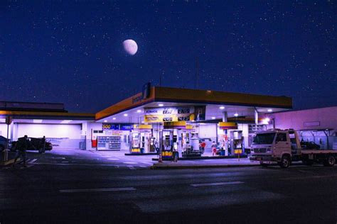 Sky night places moon starry stars gas station posto gasolina lua aesthetic noite vibes alone ...