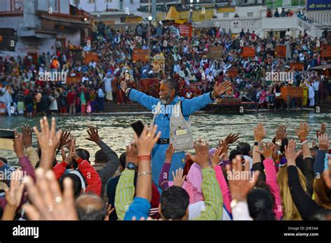 Pilgrims praying during Ganga Aarti at Har Ki Pauri Stock Photo - Alamy