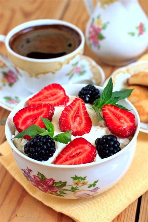 Cottage Cheese with Berries Stock Image - Image of protein, mint: 43711001