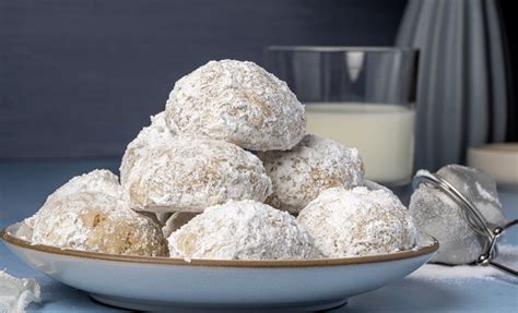 Kourabiedes: Greek Almond Cookies