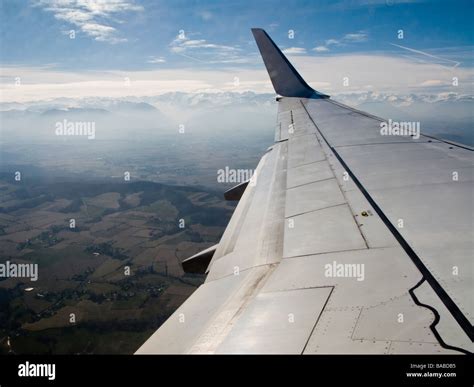 Starboard wing of a Boeing 737-800 aircraft in flight Stock Photo - Alamy