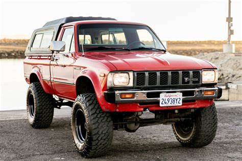 This 1982 Toyota Pickup With 33” Off-Road Tires Has the Perfect Stance - autoevolution