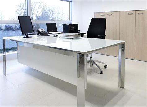 Офисный стол из стекла и металла - фото