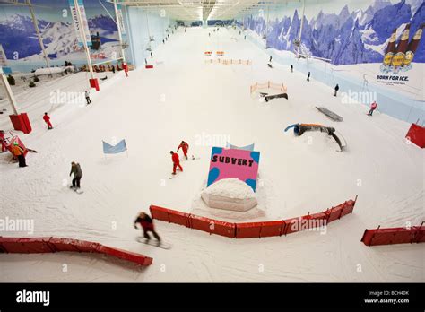 Skiers at the Chill Factor an indoor skiing area in Manchester UK Stock Photo - Alamy