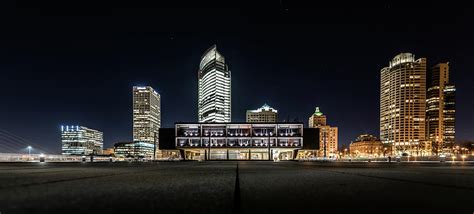 Milwaukee County War Memorial Center Photograph by Randy Scherkenbach ...