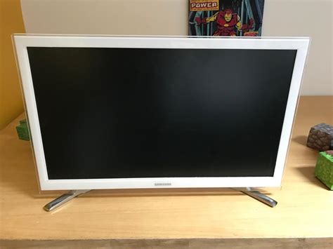 Samsung smart tv led 22 inch white in BB4 Rossendale for £70.00 for sale | Shpock