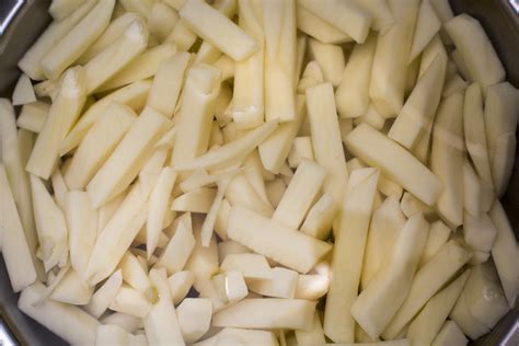 Free Stock Photo 13002 Freshly prepared raw potato chips | freeimageslive