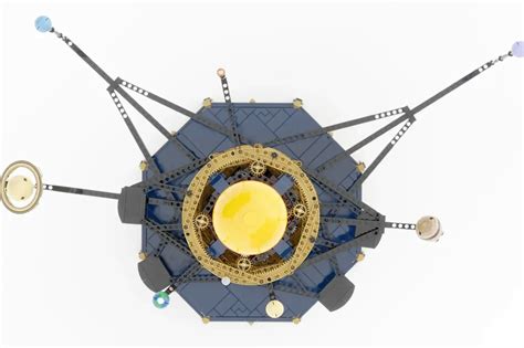 This mechanical LEGO Solar System actually tracks planetary orbits with ...