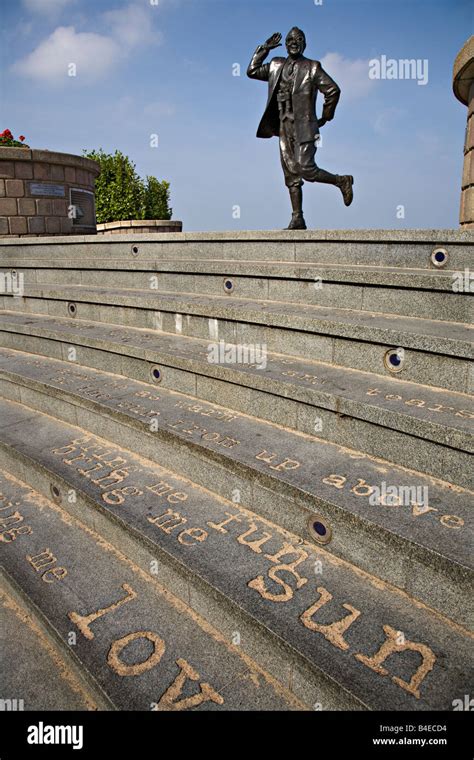 Bronze statue of eric morecambe hi-res stock photography and images - Alamy