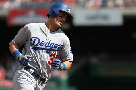 Cody Bellinger breaks NL record for home runs by a rookie