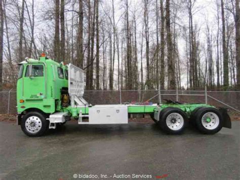 Peterbilt 362 (2002) : Daycab Semi Trucks