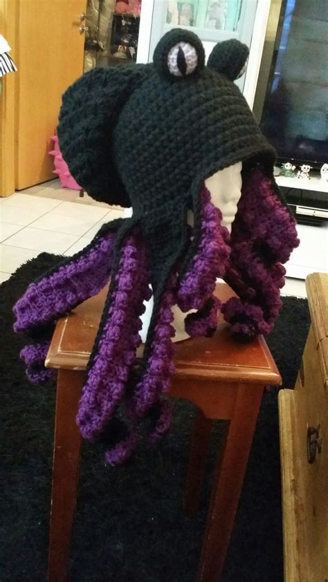 Crochet octopus hat. Pattern is sold in my etsy shop TheTwistedHatter | Kraken häkeln, Mütze ...