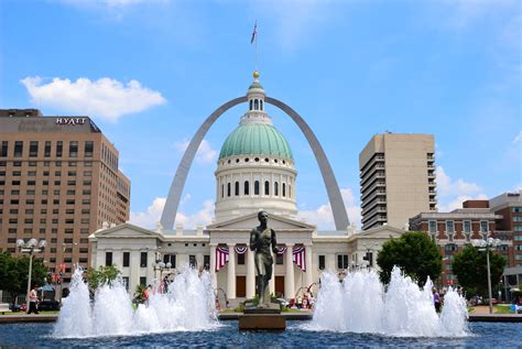 Old Court House and Gateway Arch - St Louis Missouri | Breakfast in America