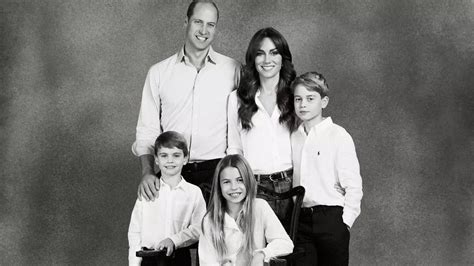 Kate Middleton and Prince William's family Christmas card divides royal fans' opinion - Mirror ...