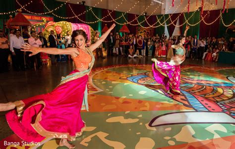 Vibrant sangeet dance performance | Photo 160003