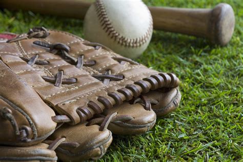 20 Best Baseball Gloves of 2020 | Dugout Debate