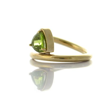 Gold peridot ring. R48 | Pragga Jewellery