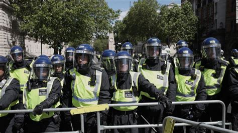 London protests: Scores arrested after far-right groups target anti-racism demonstations - CNN