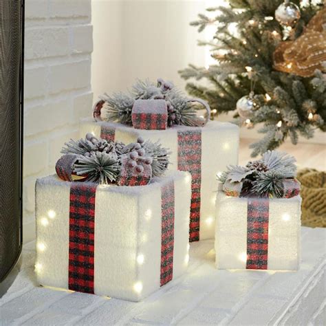 20 Chic Outdoor Christmas Decorations | Family Handyman