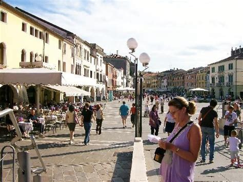 Town square, Mestre, Italy | Mestre, Cool places to visit, Venice mestre