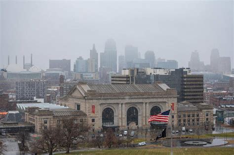 Evergy reports thousands without power across Kansas City metro as winter storm continues