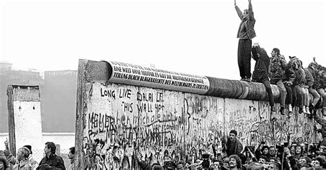 18 Captivating Images of the History of the Berlin Wall