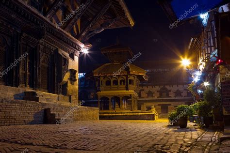 Hermosa escena nocturna en el casco antiguo 2024