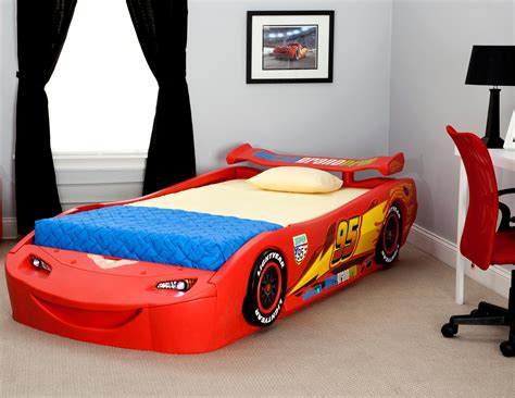 Amazon.com: Delta Children Cars Lightning Mcqueen Twin Bed with Lights ...