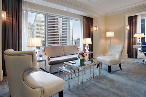 Toronto Hotel Suites - Luxury Suites | The St. Regis Toronto