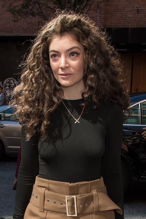 10 Throwback Photos That Will Make You Miss Lorde's Curly Hair | Lorde hair, Curly hair styles ...