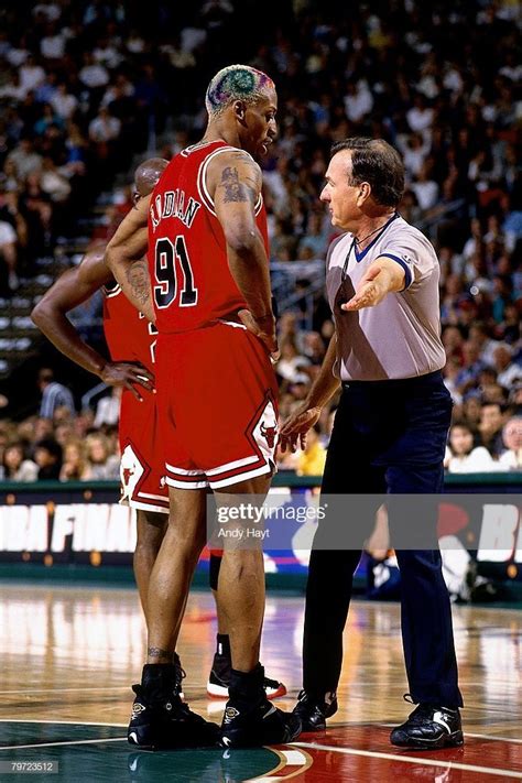 Fotografia de notícias : Dennis Rodman of the Chicago Bulls chats with ...