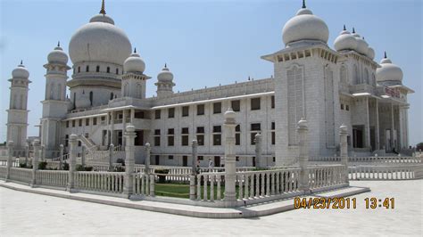 Jai Guru Dev Mandir, on the way to Mathura - Images WorthvieW