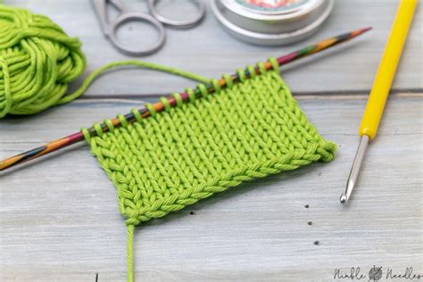 How to do the crochet cast-on in knitting [step-by-step + slo-mo video]