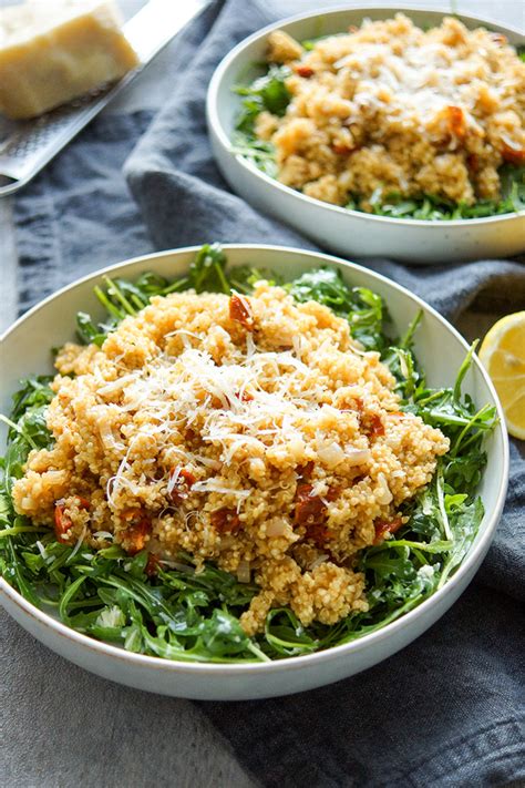 Rucola-Salat mit warmem Quinoa und sonnengetrockneten Tomaten - Elle Republic