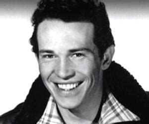 Warren Oates Biography - Facts, Childhood, Family Life & Achievements