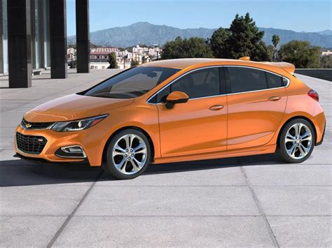 Chevrolet Cruze Hatchback 2017 tiene un precio inicial de $22,190 dólares