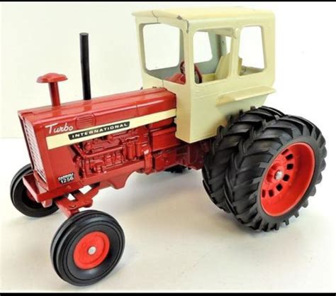 Vintage toy tractor (With images) | Vintage toys, Tractors, Farmall