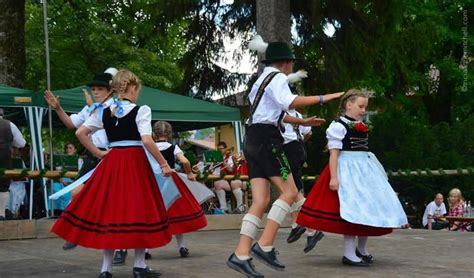 Schuhplattler german folk dance Oberammergau 17 | Bavarian outfit, Traditional outfits, Folk dance